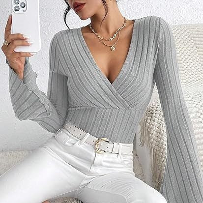 Haut Femme Élégant à Rayures – Col V & Manches Longues
