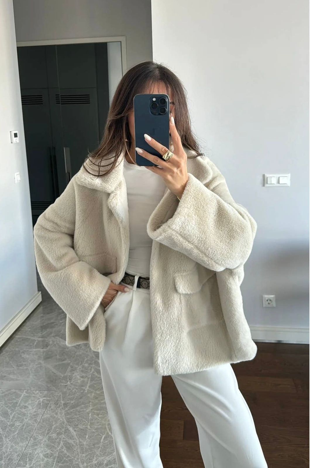Manteau Court Fausse Fourrure – Élégant & Doux