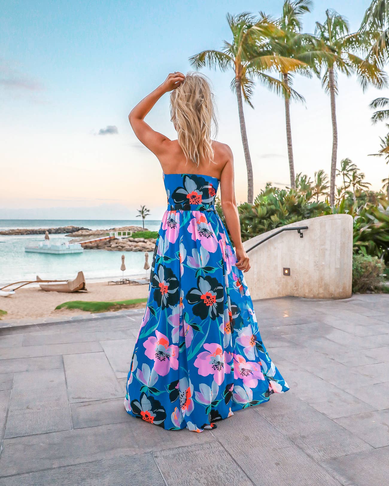 Abito lungo svasato stampato con schiena scoperta – Alizée