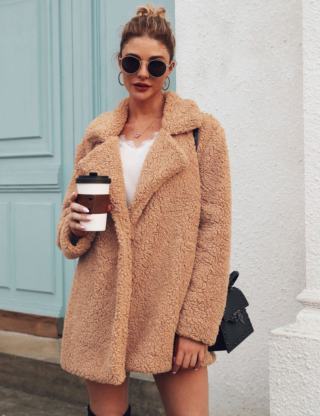 Elegancia Reinventada: Blusa-Chaqueta con Cuello de Sastre y Mangas Largas