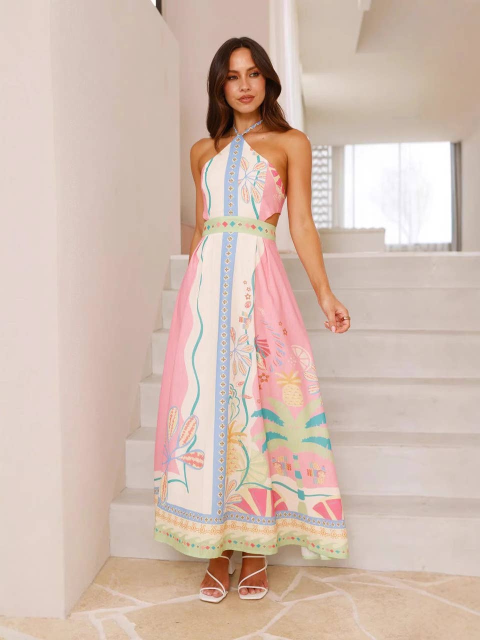 Abito lungo con collo ad anello e vita sagomata con apertura – Elara