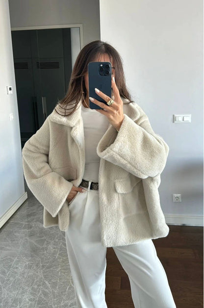 Manteau Court Fausse Fourrure – Élégant & Doux