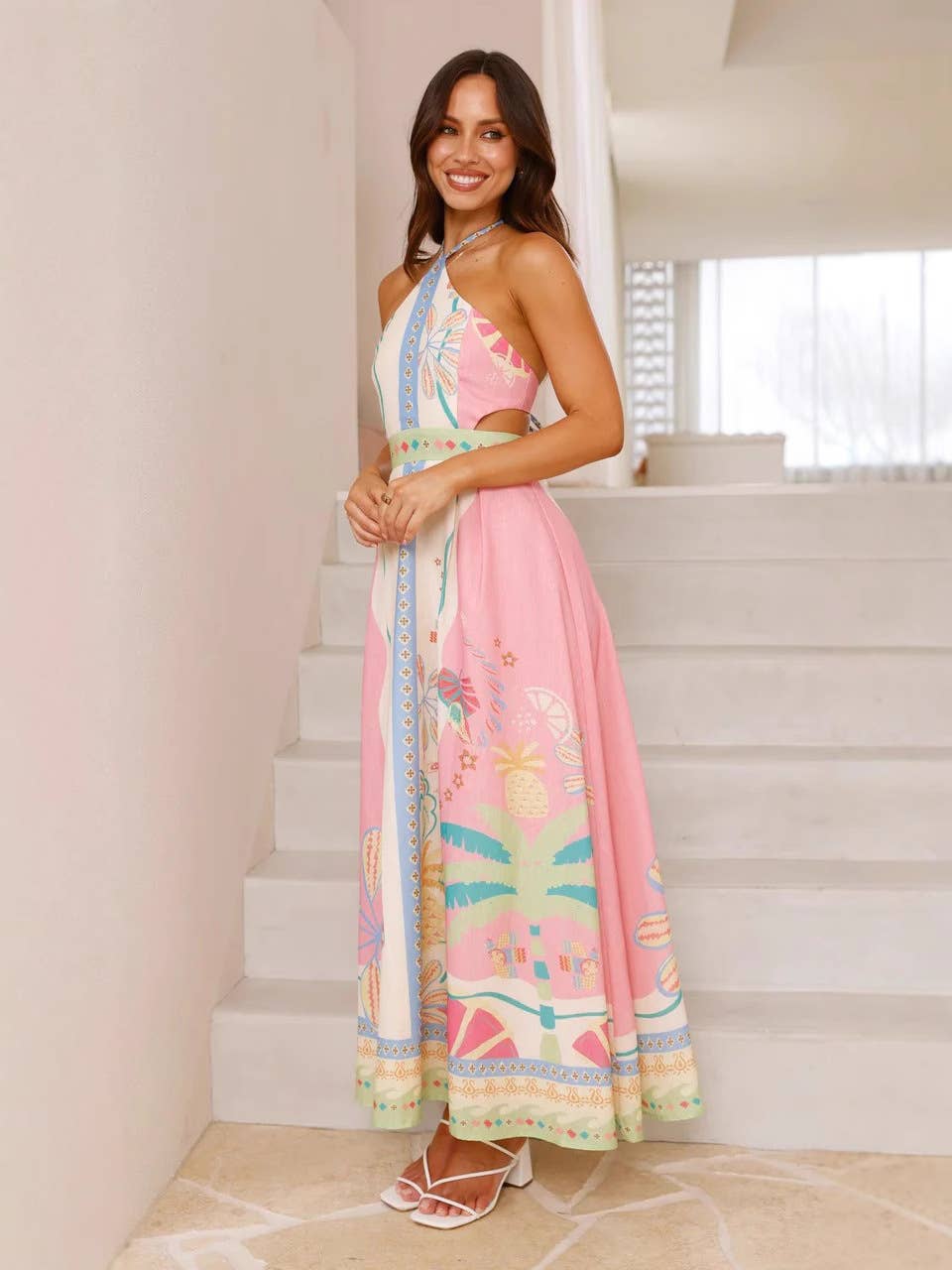 Abito lungo con collo ad anello e vita sagomata con apertura – Elara