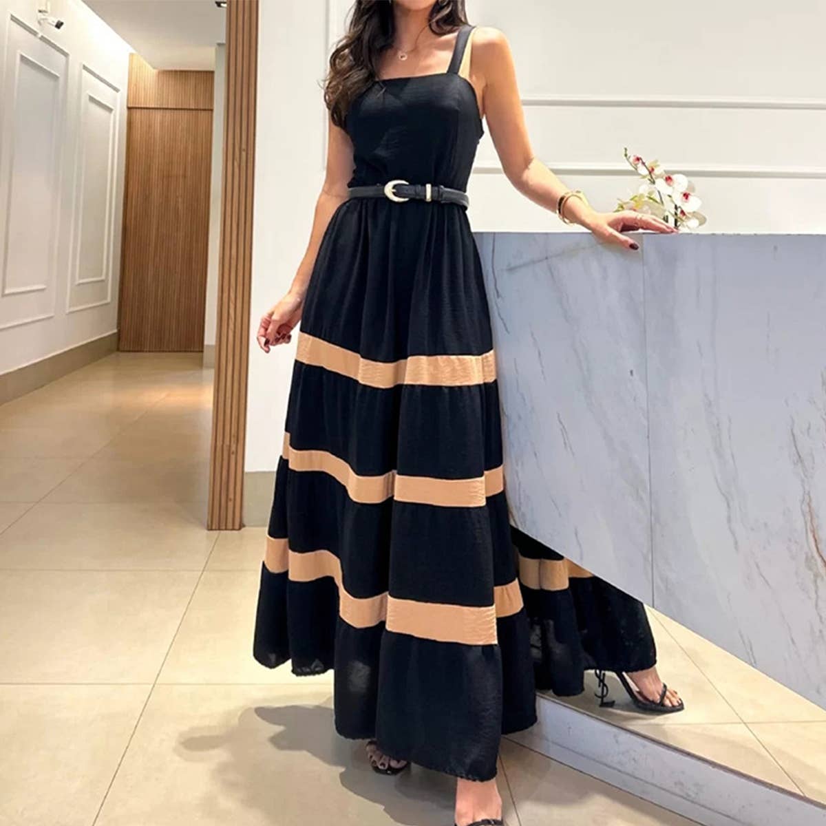 Abito lungo con collo all'americana e cintura – Aurora