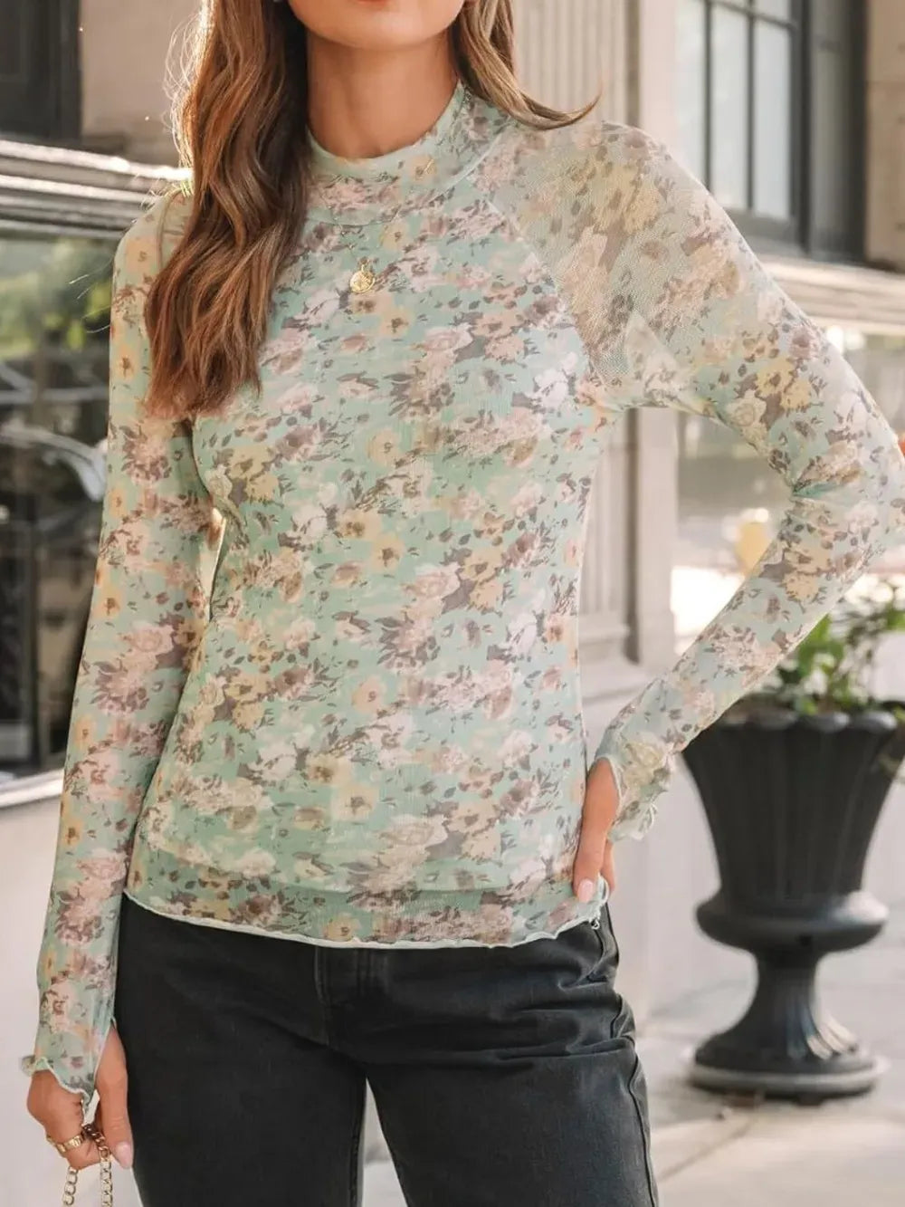 Blusa Floral Semi-Transparente con Cuello Alto y Mangas Largas