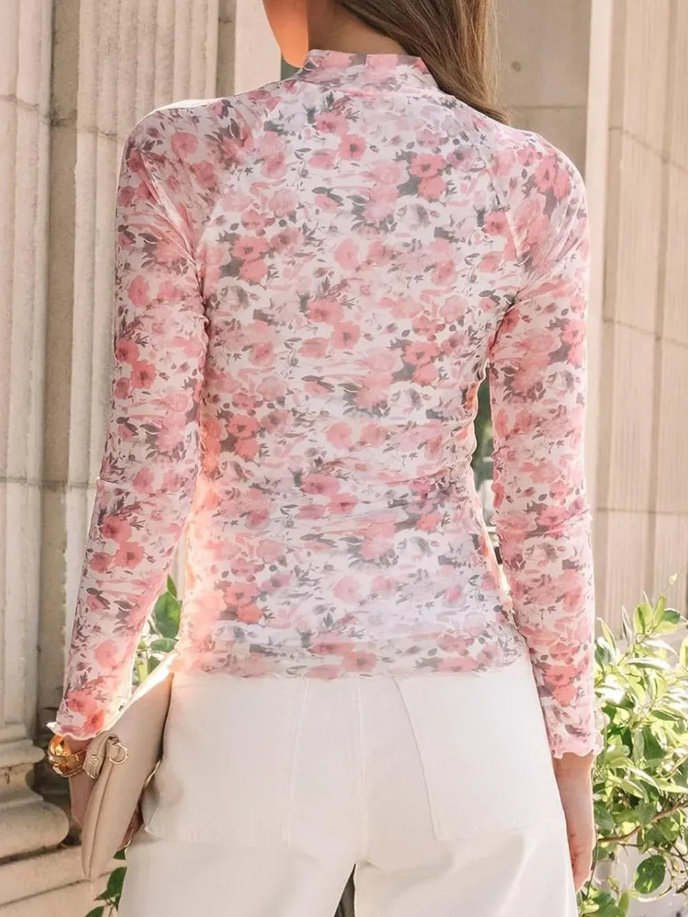 Blusa Floral Semi-Transparente con Cuello Alto y Mangas Largas