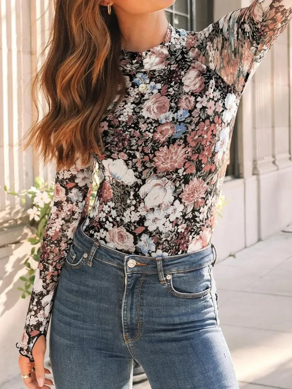 Blusa Floral Semi-Transparente con Cuello Alto y Mangas Largas