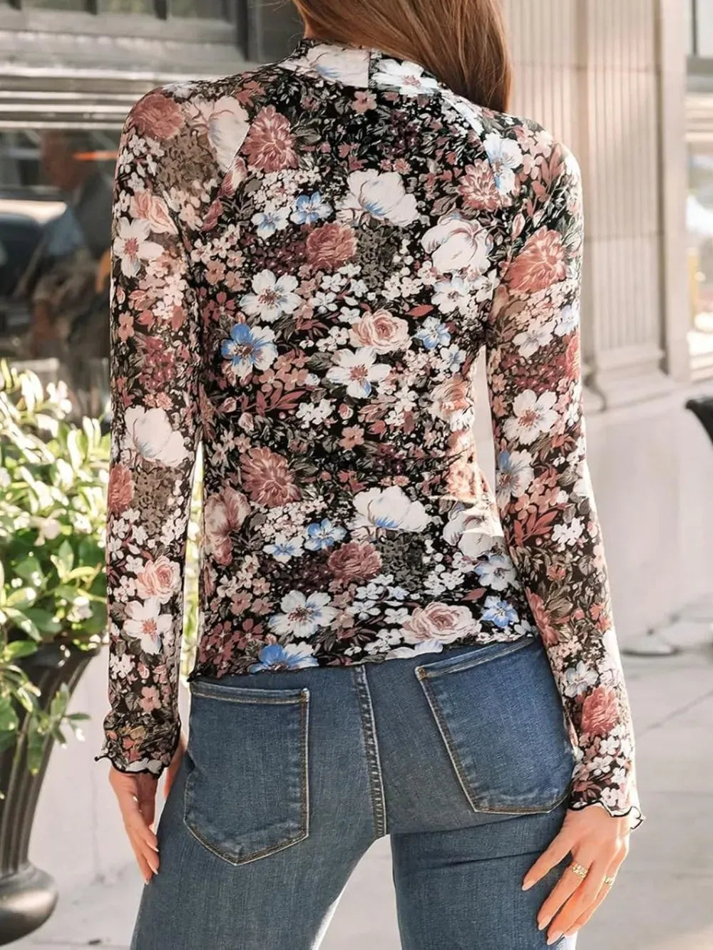 Blusa Floral Semi-Transparente con Cuello Alto y Mangas Largas