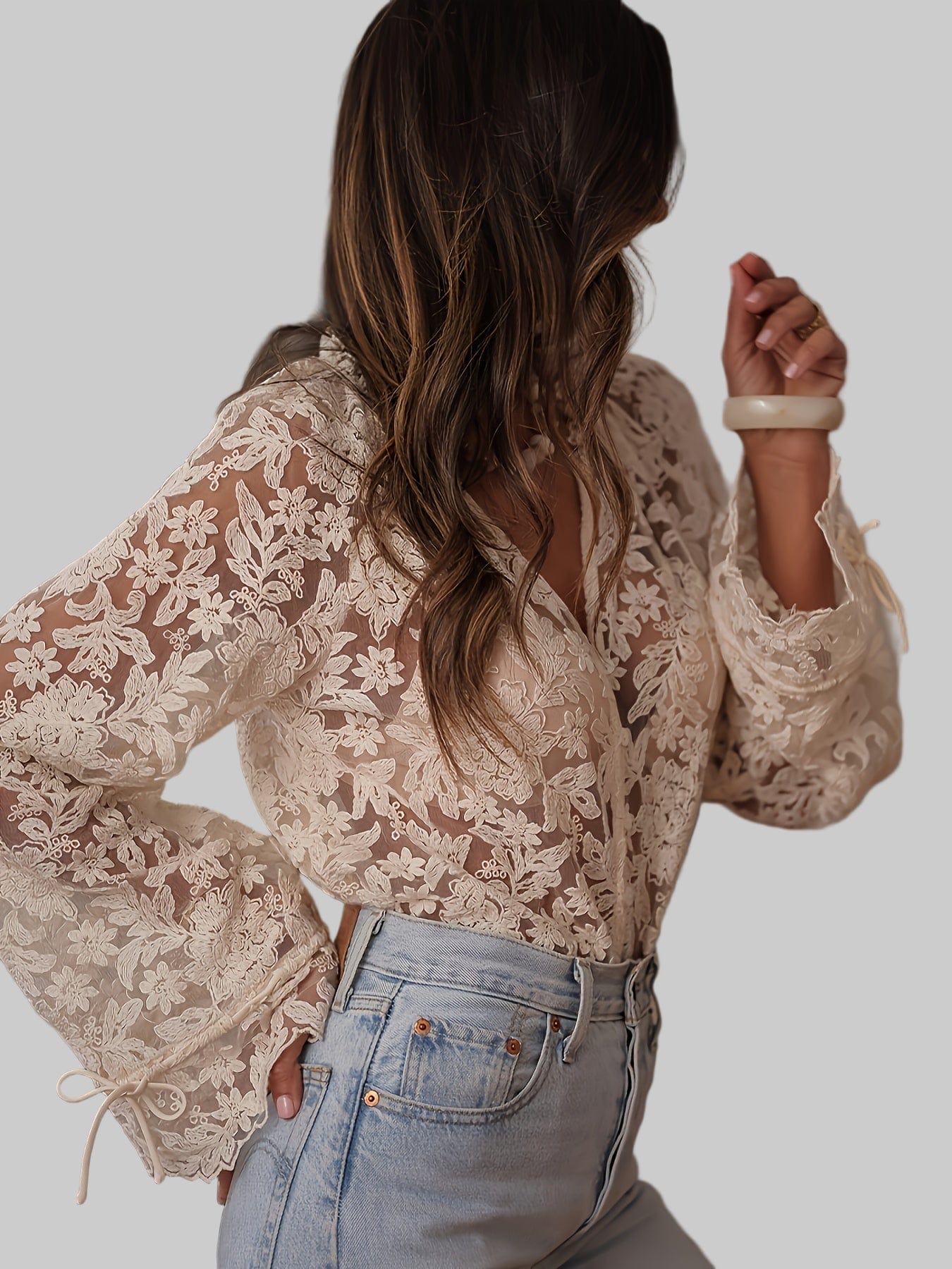 Camicia elegante con scollo a V e ricamo floreale per donne – Stile floreale raffinato