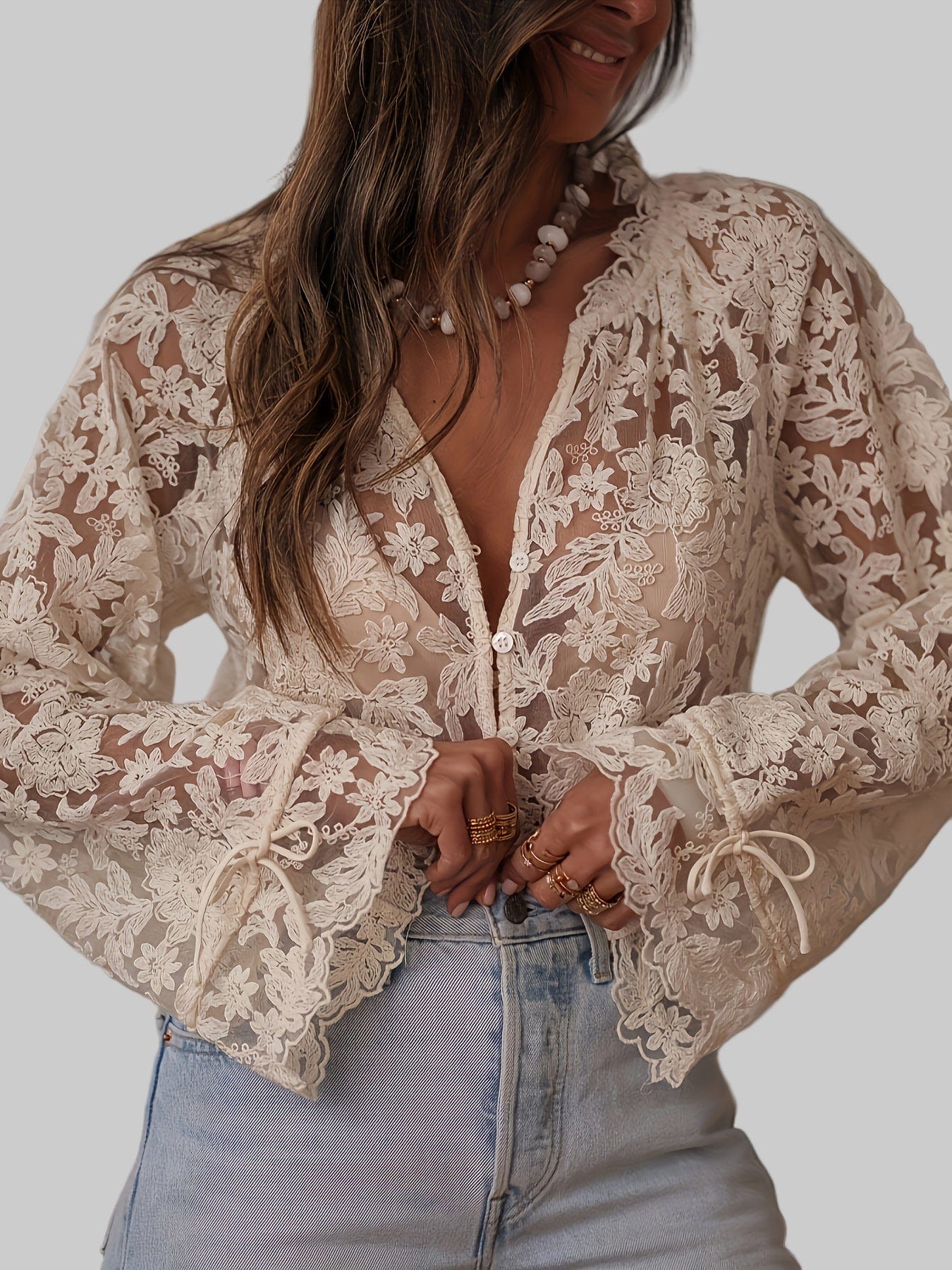 Camicia elegante con scollo a V e ricamo floreale per donne – Stile floreale raffinato